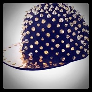 😍⭐ Rocking Black Gold Spike Studded Hat